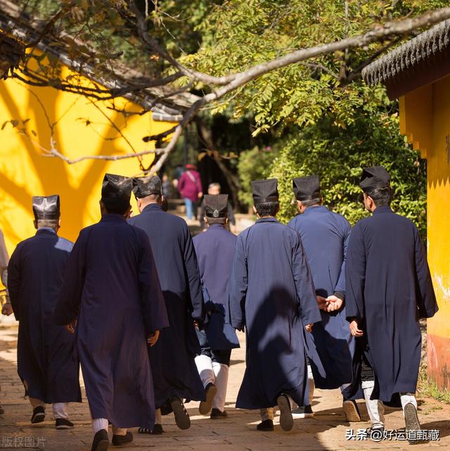 道士衣服颜色等级，道士衣服有几个等级（道教道袍颜色的有什么含义吗）