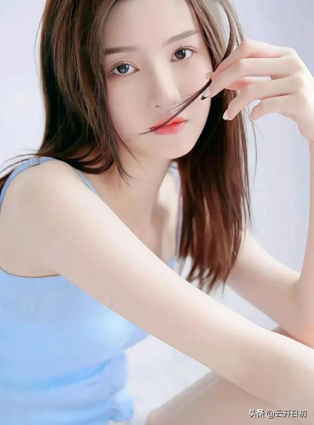 惊鸿一瞥乱心曲,人间秋色见女仙.