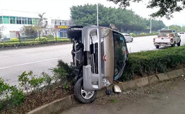 穿拖鞋开车怎么处罚，穿拖鞋开车是怎样处罚（夏天穿这种鞋开车属于违法）