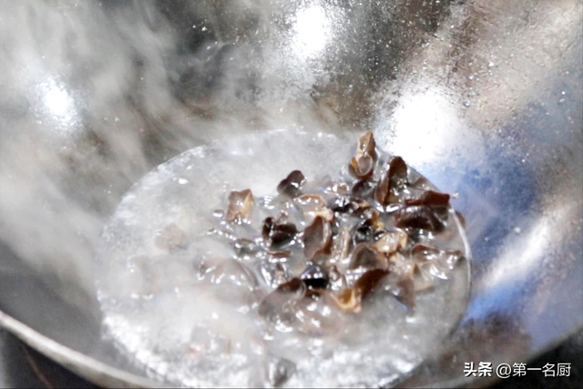 木耳泡发要多久，木耳需要泡发多长时间（木耳切记不要直接用清水泡）