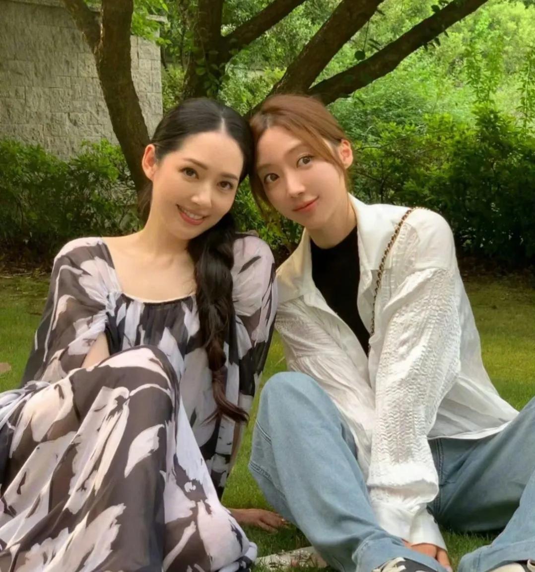 郭碧婷穿衣风格向太化「网友：温柔魅力让人心动不已」