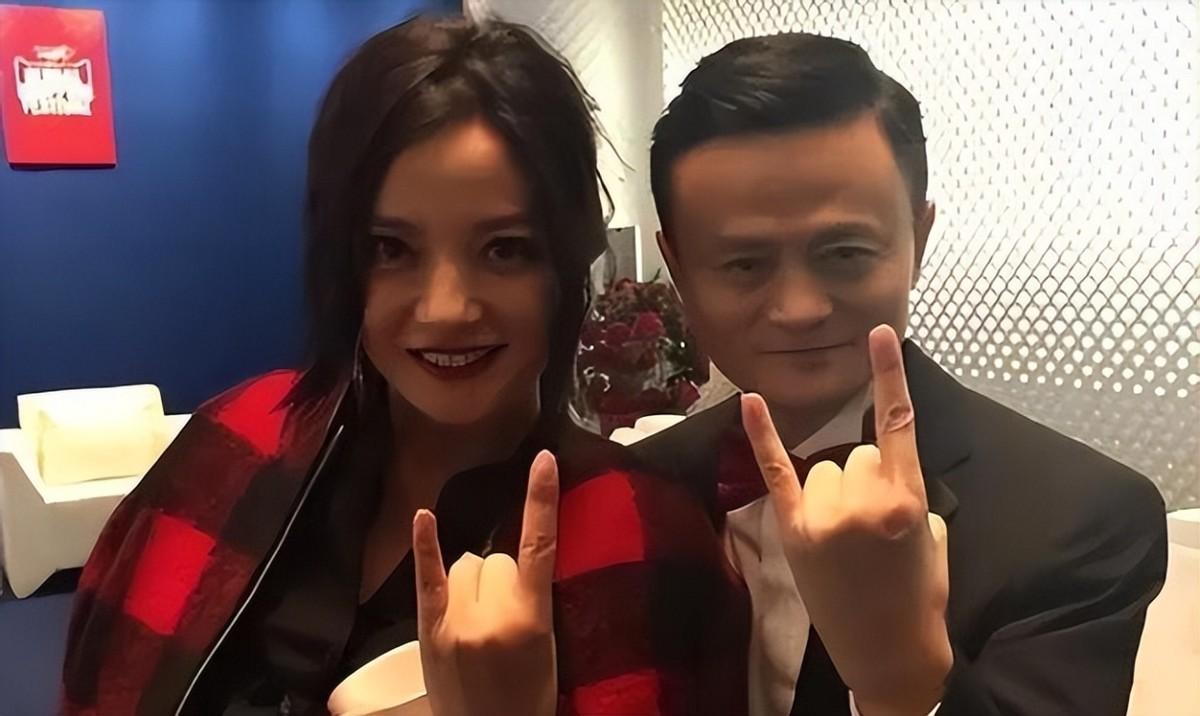 赵薇近况新消息（手拿相关证件击破移民传闻）