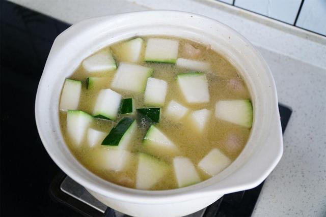 鸡胸肉热量（天天吃鸡胸肉一个月会变成什么样）