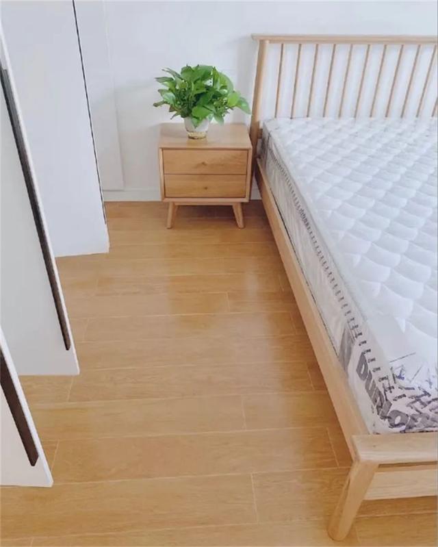 像我的卧室内铺的也是木纹砖,踩上去有点硬,不过在可接受范围内.