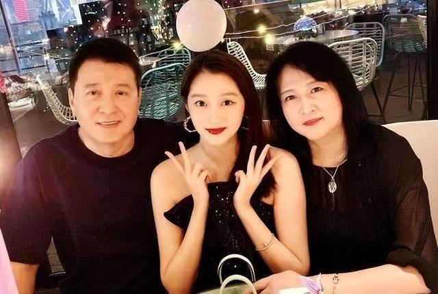 关晓彤姐姐(关晓彤姐姐现状)