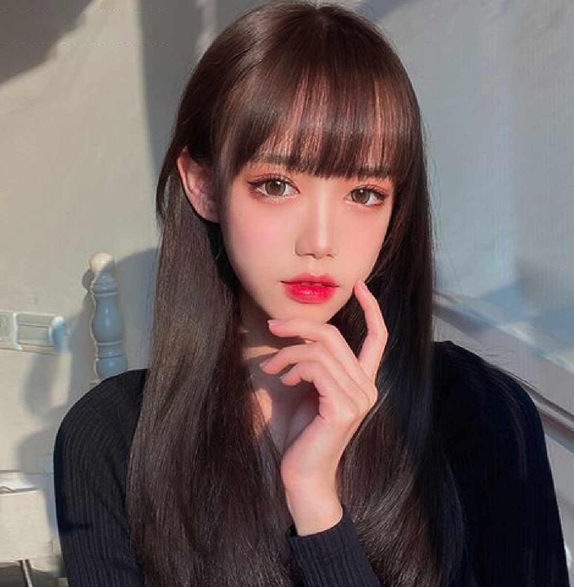 此外,刘海发型还可以修饰尖脸女生的脸型,使她们看起来更加有