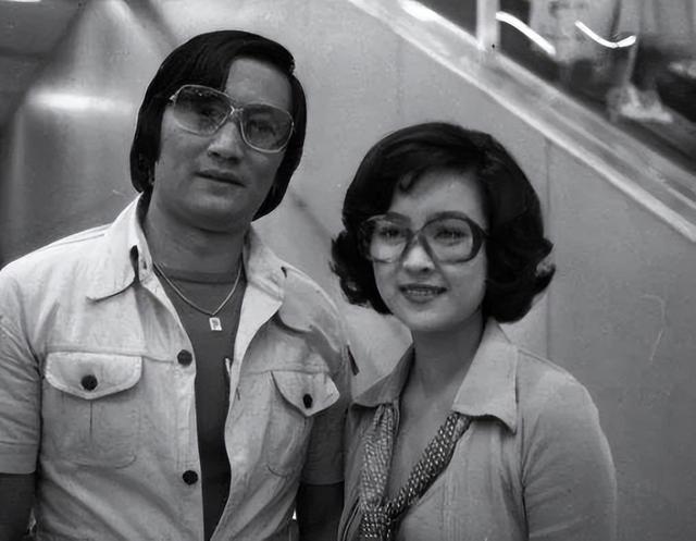 但提到"风流"二字,谢霆锋跟他爹谢贤比,似乎显得嫩了点.