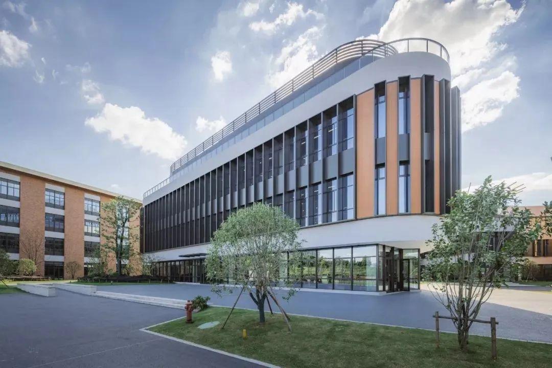 汲取英国国王学院学校"全人教育"的精萃和近200年来的成功经验,致力于