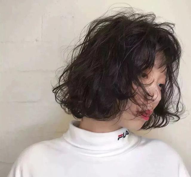 流行"短发小爆卷"▽▽▽▽▽▽12月到了,烫发的季节也到了,短发也是