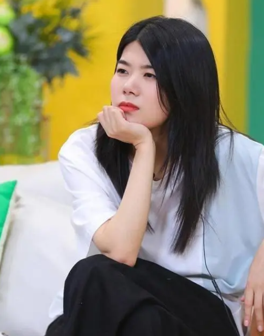 自己的团队个个翻车,池子因纠纷离开,卡姆吸d,杨笠被揍,而身边的女人