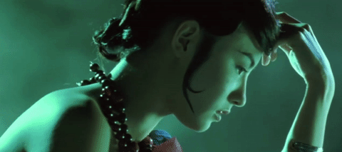 比如张柏芝饰演的孤月大师,造型几乎和83版林青霞饰演的瑶池堡主一模