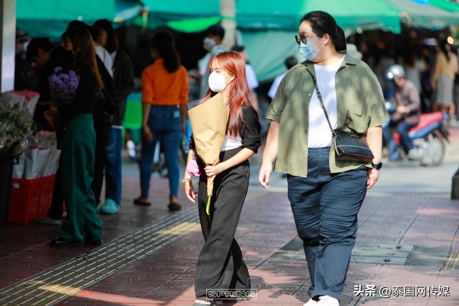 泰国寺庙偶遇Lisa「一身传统泰装筒裙在寺庙做功德」