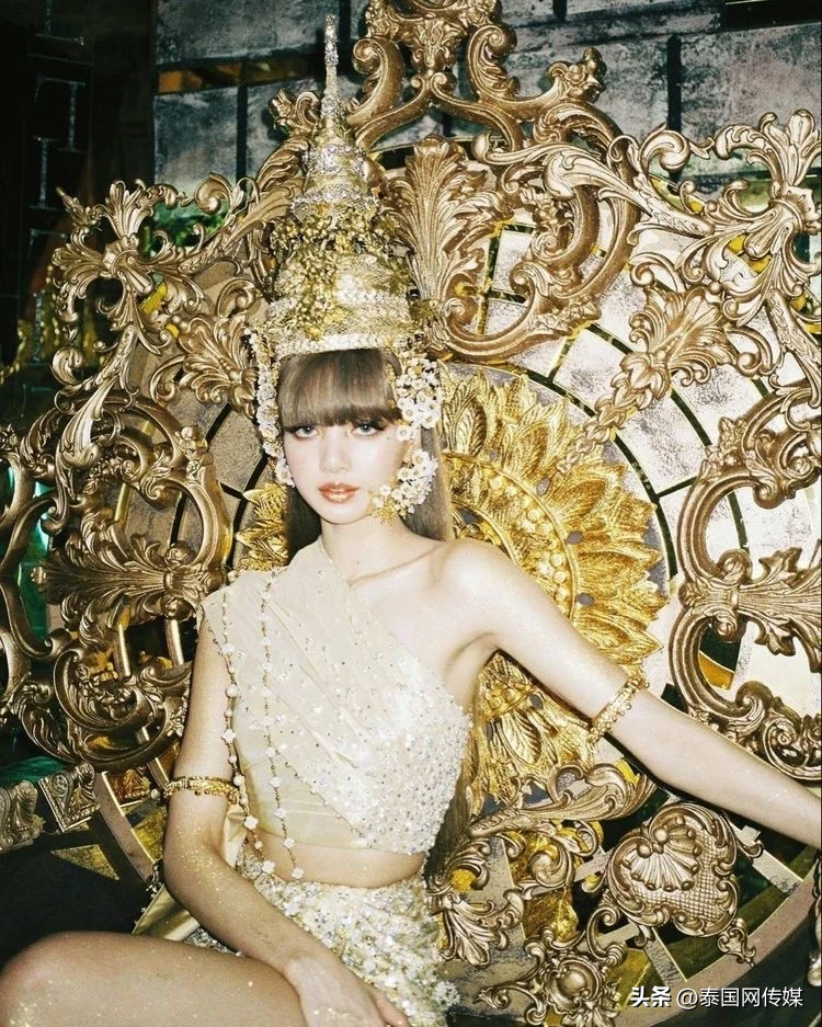 泰国寺庙偶遇Lisa「一身传统泰装筒裙在寺庙做功德」