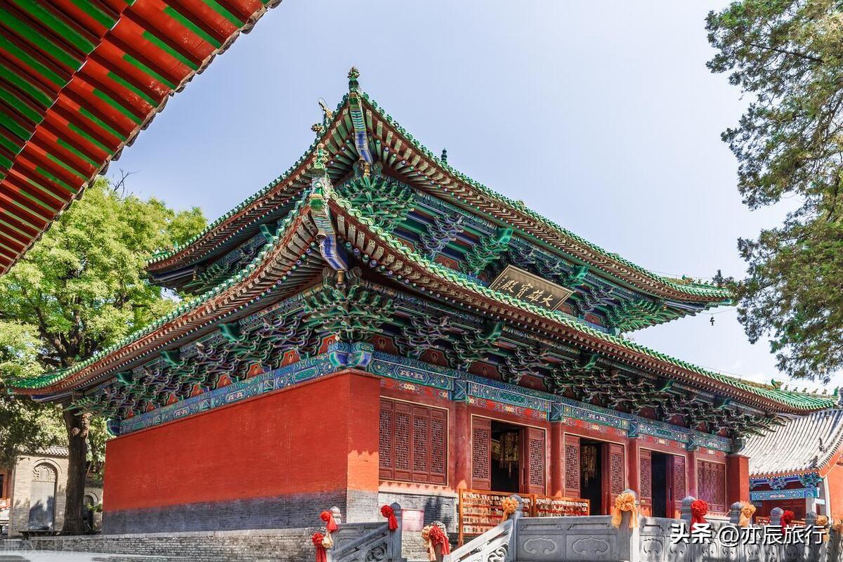 這裡有高聳入雲的山峰,清澈見底的溪流和湖泊,古老的建築和文化遺產等