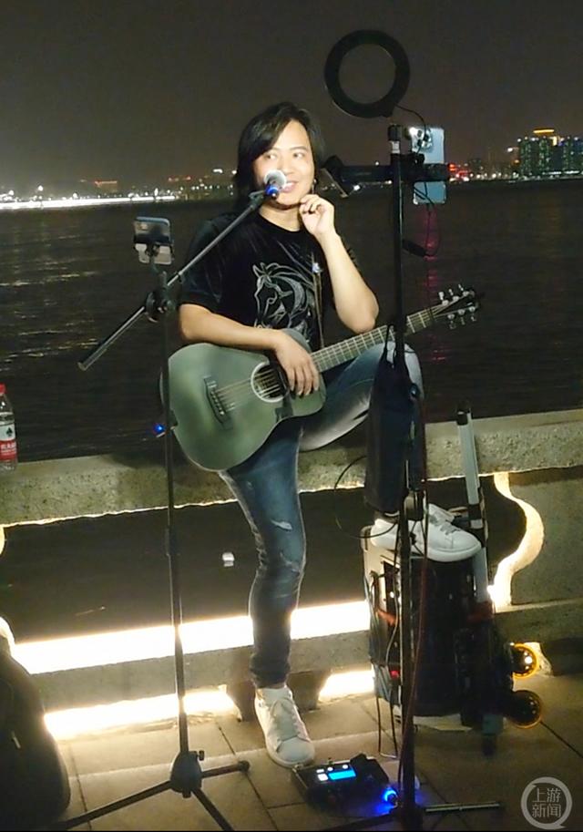 黄家驹模仿秀(黄家驹模仿秀唱哭评委韩红)