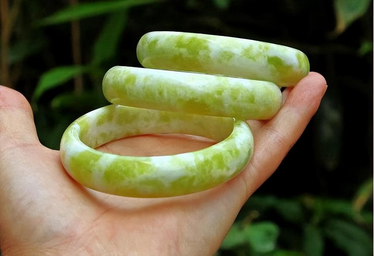 蓝田玉手镯怎么鉴别,南京小伙去叔叔珠宝店花20万买了一个蓝田玉镯子