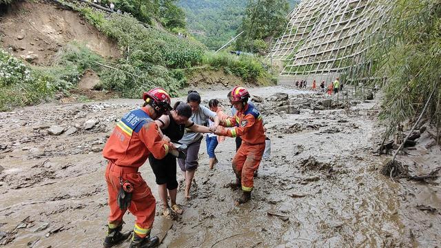 暴雨来临，海螺沟景区凌晨喊醒、叫应、转移900余人