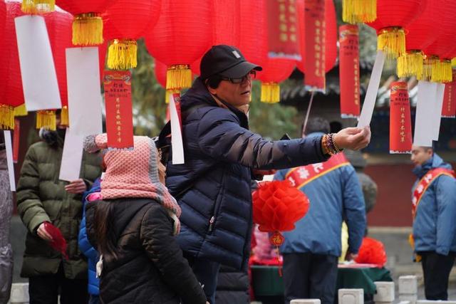 一步之遥什么意思，一步之遥的意思是什么（灯谜，藏在市井里的无声烟火）