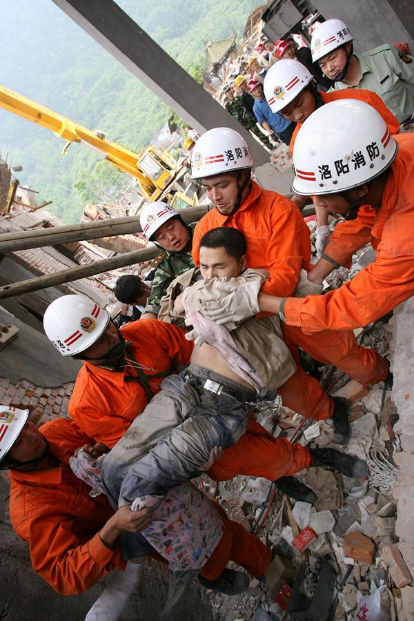 汶川地震照片感人图片