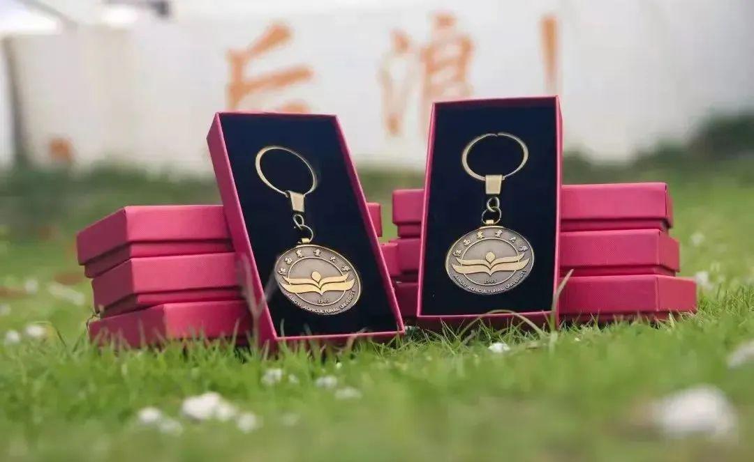 学校纪念品(这些高校的毕业礼物) – 兜在学