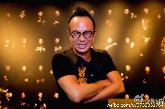 57岁资深歌手黄大炜被传因心脏衰竭而紧急送医,其女友兼经纪人vicky