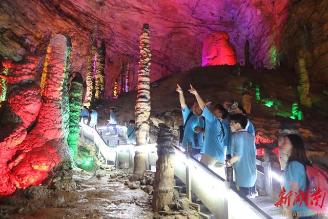张家界黄龙洞景区：盛夏田园风光迷人，溶洞避暑游升温