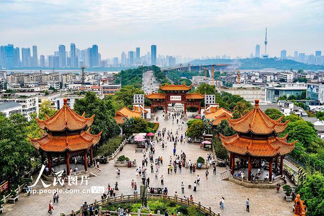 湖北武汉：黄鹤楼景区人气旺